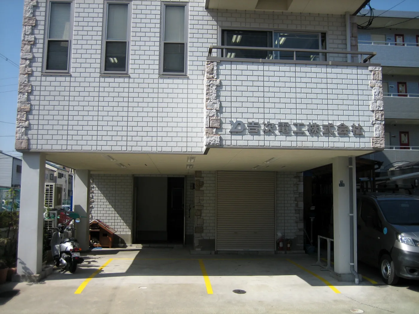 本社1階の入口と駐車場